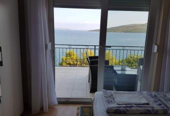 Apartman Ante has Balcony rooms