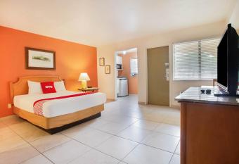 OYO Waterfront Hotel- Cape Coral Fort Myers, Fl has Balcony rooms