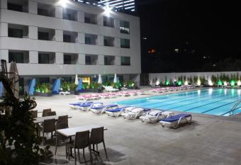 Le Six Hotel And Resort allows 18 year olds to book a room