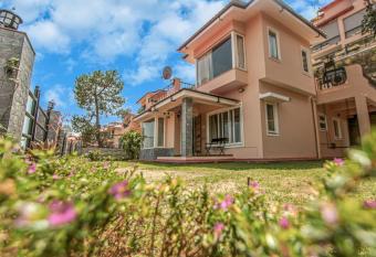 Ceedar Cottages has Balcony rooms