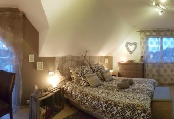 La Villa Esterel & SPA has rooms with a private hot tub