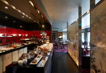 InterContinental Seoul COEX, an IHG Hotel allows 18 year olds to book a room