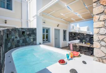 Secret Earth Villas - Santorini has rooms with a private hot tub