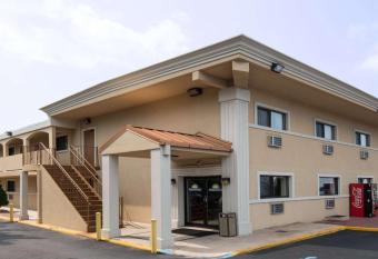 Red Roof Inn Copiague has Smoking rooms