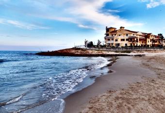 Shoal Apartamentos allows 18 year olds to book a room