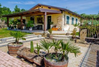 B&B Etna Ranch has rooms with a private hot tub