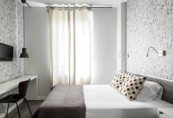 Residencia Universitaria Roberto de Nobili allows 18 year olds to book a room