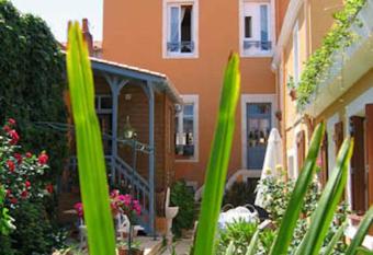 H  tel de la Tour has Balcony rooms