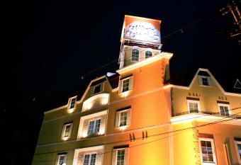 Hotel Ohirune Racco Sakai (Adult Only ) allows 18 year olds to book a room