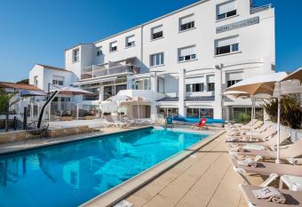 Face aux Flots has Balcony rooms