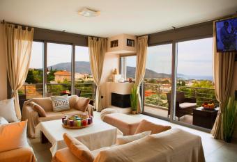 Villa Sunset Lagonisi has Balcony rooms