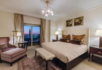 Kempinski Nile Hotel, Cairo has rooms with a private hot tub