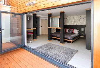 Damon   s Hotel has rooms with a private hot tub