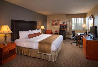 Best Western Plus The Charles Hotel has rooms with a private hot tub