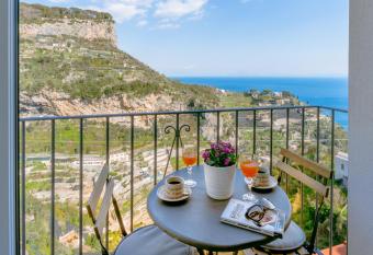 Charming House has Balcony rooms