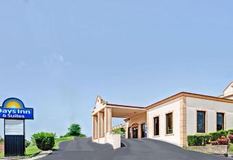 Super 8 by Wyndham Nashville Near Downtown / I-40 has Smoking rooms