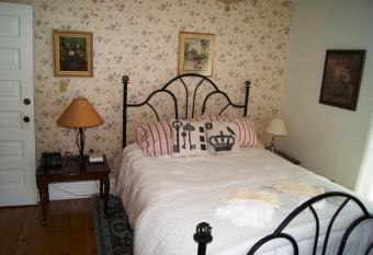 Ye Olde Walkerville Bed & Breakfast has rooms with a private hot tub