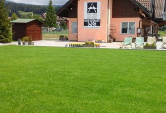 B&B 3409ft Aeroporto allows 18 year olds to book a room