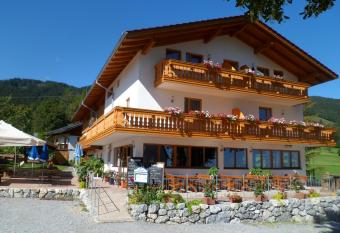 Berggasthaus Kraxenberger allows 18 year olds to book a room