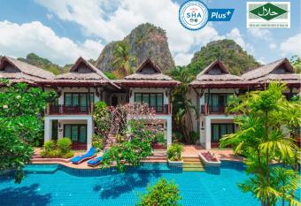 Railay Village Resort has rooms with a private hot tub