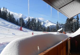 La Vieille Ferme has Balcony rooms