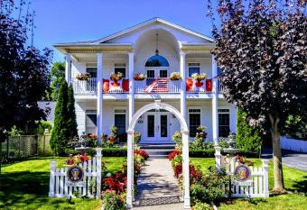 The White House Boutique B&B has Balcony rooms