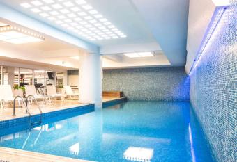 Novotel Lima San Isidro allows 18 year olds to book a room