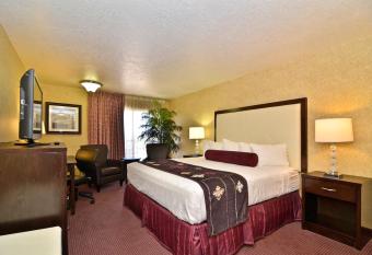 Best Western Coral Hills has rooms with a private hot tub