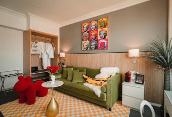 Macau Hotel S - Formerly - Macau Hotel Sun Sun allows 18 year olds to book a room