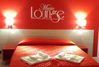 B&B enjoy music allows 18 year olds to book a room