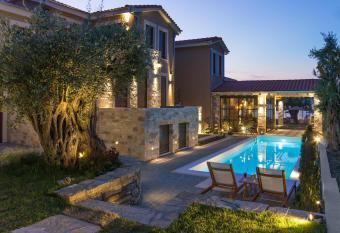 By the sea luxury suites has Balcony rooms