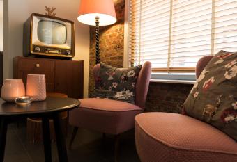 3 Paardekens - City Centre Hotel allows 18 year olds to book a room