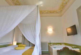 B&B Letterario has rooms with a private hot tub