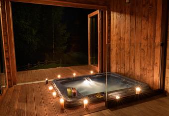 PinusVillas Conference Lodge has rooms with a private hot tub