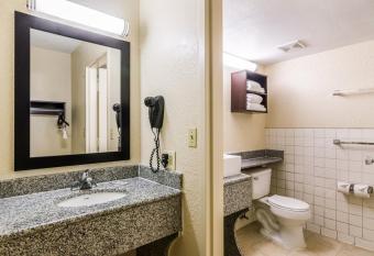 Red Roof Inn Plus+ Wichita East has rooms with a private hot tub