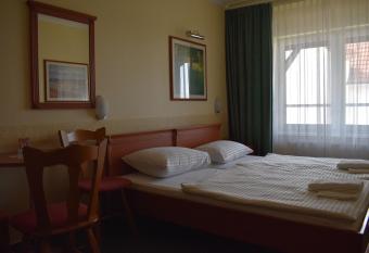 Paprika Panzi   allows 18 year olds to book a room