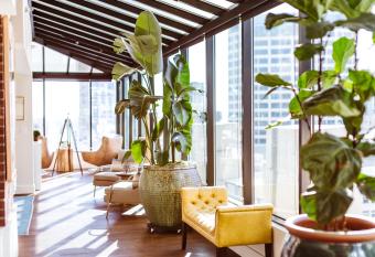 Hotel Theodore allows 18 year olds to book a room