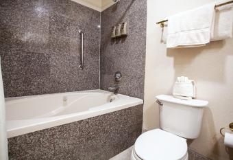 O'Brien Riverwalk Boutique Hotel has rooms with a private hot tub