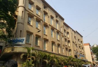 Residency Hotel Fort allows 18 year olds to book a room