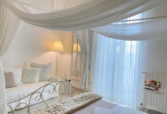 Ai Raggi di Sole has Balcony rooms