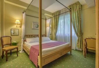 Hotel Des Reves has rooms with a private hot tub