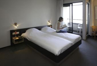 Hotel Iselmar has rooms with a private hot tub