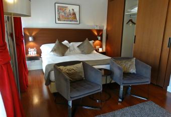 Hotel Milano Scala has rooms with a private hot tub