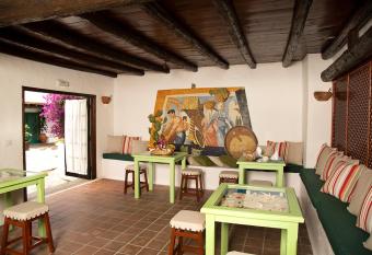 Hotelito La Era B&B allows 18 year olds to book a room