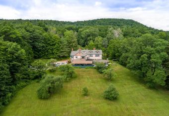 Apple Tree Inn has Balcony rooms