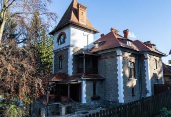 Vila Retezat Sinaia allows 18 year olds to book a room