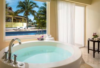 Azul Beach Resort Riviera Cancun, Gourmet All Inclusive by Karisma has rooms with a private hot tub