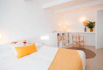 971 Hotel Con Encanto allows 18 year olds to book a room