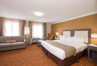 Baymont by Wyndham Chicago/Alsip has rooms with a private hot tub