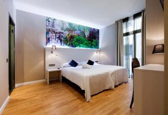 Hostal BCN Ramblas has Balcony rooms